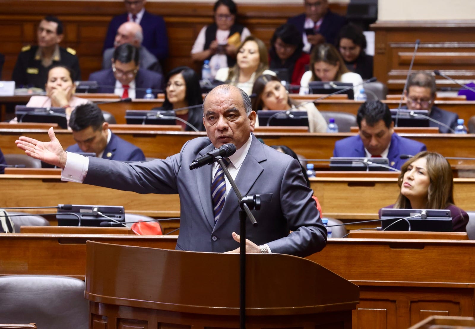 Ministro César Astudillo presenta ante el Congreso estrategia integral para enfrentar al crimen y fortalecer a la Policía. Fotografía publicada por Ministerio del Interior en su sala de prensa de gob.pe.