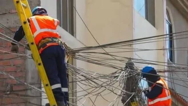 MTC participa en retiro de cableado aéreo en desuso en el Centro Histórico de Chiclayo ante visita del papa León XIV. Fotografía publicada por Ministerio de Transportes y Comunicaciones en su sala de prensa de gob.pe.